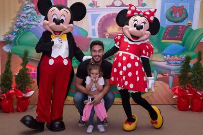 El periodista Juan Marconi, sacando a relucir su faceta de baby sitter, en el show Momentos Mágicos de Disney 