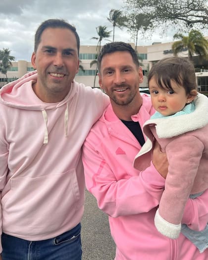 El periodista Martín Árevalo y su hija con Leo Messi (Foto: Instagram @martinarevalo1)
