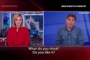 El periodista Moshe Nussbaum, a la derecha, volvió a la TV pero como un avatar gestionado por IA: él tiene ELA, pero escribe los guiones que luego interpreta la computadora