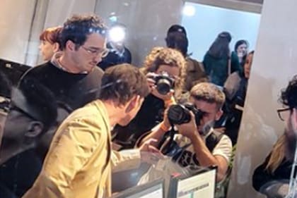 El periodista Pedro Lacour subió a su cuenta de X (@pedrolacour) la imagen del momento en el que Santiago Caputo le mira la credencial al fotógrafo Antonio Becerra