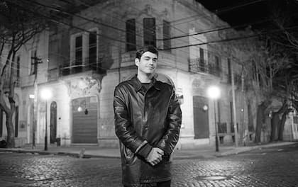 El periodista peruano Jaime Bayly en las calles de San Isidro, donde se conocieron con Luis Corbacho