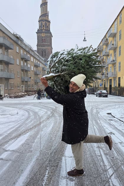 El periodista posa divertido cargando un abeto nevado. Tras celebrar
Año Nuevo en Madrid, Mario emprendió su gran aventura nórdica