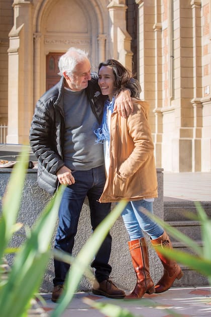 El periodista, que por estos días se luce en su programa radial "Pan Casero" en Nacional Folclórica, tiene tres hijos su matrimonio anterior, Joaquín, Federico y Martín. Ella es madre de Thiago y Mía. “Estamos con planes compartidos... Los tuyos, los míos, los nuestros. Mis chicos ya la conocen, yo conozco a sus padres... Está todo muy bien”, reveló hace un tiempo a La Nación.