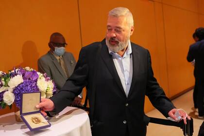 El periodista ruso Dmitri Muratov con su Premio Nobel de la Paz 2021 (Michael M. Santiago/Getty Images)