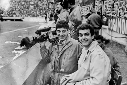 El periodista Sergio De Caro y el camarógrafo Guillermo Galván cubriendo un encuentro deportivo