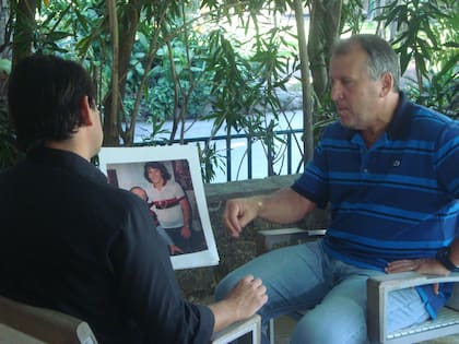 El periodista Victorino Chermont entrevistando a Zico, una gloria del fútbol brasileño y símbolo de Flamengo