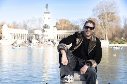 El periodista y actor en el Parque de El Retiro, uno de los paseos obligados para madrileños y turistas