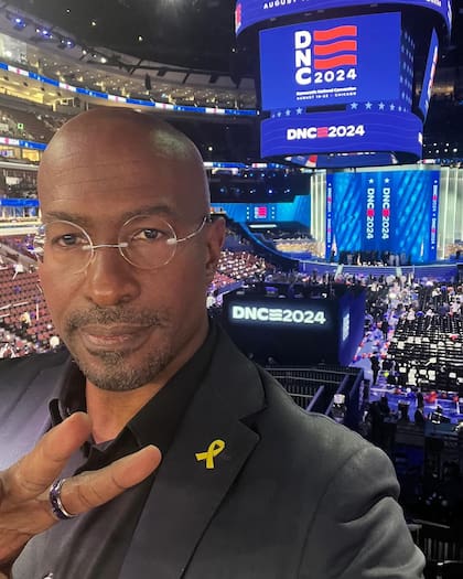 El periodista y analista de CNN, Van Jones, también es un defensor del medio ambiente y activista de derechos civiles, quien trabajó como Consejero Especial para empleos verdes en el Consejo de la Casa Blanca durante la presidencia de Barack Obama