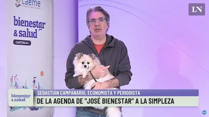 El periodista y economista Sebastián Campanario, junto con la perrita Asia, en el summit 4 del evento "Bienestar & Salud" organizado por LA NACION
