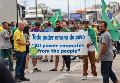 El período de transición tuvo un comienzo tenso cuando camioneros y manifestantes bloquearon el lunes varias carreteras en todo Brasil en una aparente protesta por la derrota electoral de Bolsonaro ante el izquierdista Luiz Inacio Lula da Silva