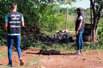 El peritaje de la policía en el lugar donde Sanabria intentaba incinerar el cuerpo de Giménez.