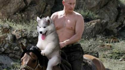 El perrito cabalga junto al presidente de Rusia, Vladimir Putin