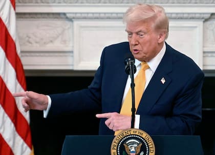 El persidente Donald Trump habla en la Sesión de Trabajo de los Gobernadores en el Comedor de Estado de la Casa Blanca, el viernes 21 de febrero de 2025, en Washington. (Foto compartida vía AP)