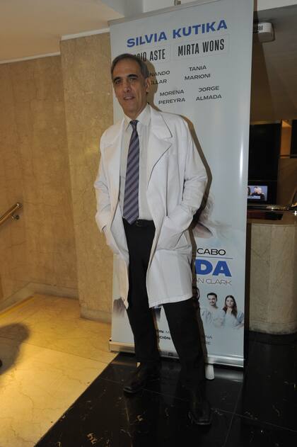 El personaje de Fabio Aste cumple un rol central en la obra donde los argumentos médicos, éticos y morales rodean al recurso de la eutanasia, tema central de la historia