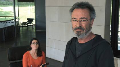 El personaje de Oscar Martínez vuelve a su tierra natal, ya consagrado. Su vida sofisticada se cruza en prejuicios con los del pago chico