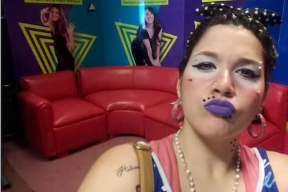 El personaje es interpretado por la humorista Fernanda DAntonio, y despertó adhesiones y críticas