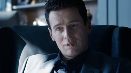 El personaje interpretado por Jonathan Groff parece estar atravesando las primeras etapas de la misma reacción de la píldora roja que Neo experimentó en la primera película