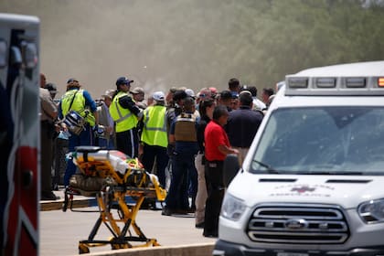 El personal de emergencia se reúne cerca de la Escuela Primaria Robb después de un tiroteo, el martes 24 de mayo de 2022, en Uvalde, Texas. (AP Foto/Dario Lopez-Mills)