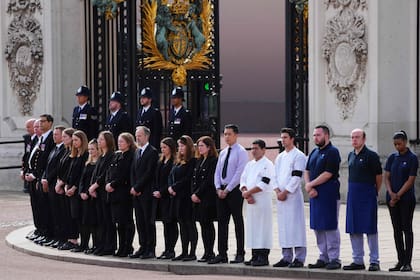 El personal de la casa del Palacio de Buckingham presenta sus respetos durante el funeral de estado de la reina Isabel II
