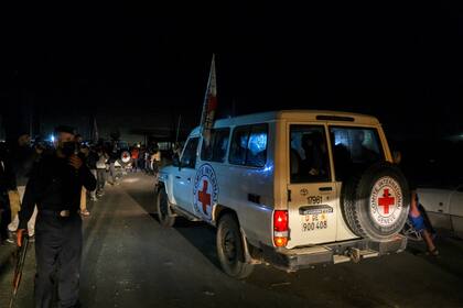 El personal de la Cruz Roja Internacional en la frontera entre Rafah y la Franja de Gaza. (Mohammed ABED / AFP)