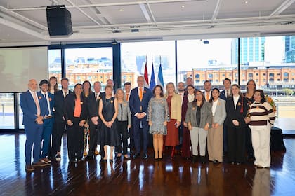 El personal de la embajada de los Países Bajos en la celebración por el Día del Rey en Buenos Aires