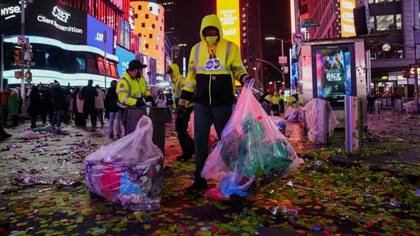 El personal de limpieza trabaja a la madrugada para retirar más de un millón de toneladas de confeti que vuela por las principales avenidas de la ciudad de Nueva York en Año Nuevo