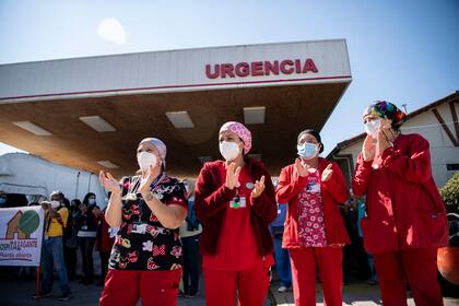 El personal de salud protesta en el hospital de Talagante, Chile, por la falta de recursos