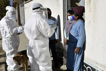 El personal de salud realiza una visita puerta a puerta para verificar posibles casos de coronavirus, el 4 de julio de 2020, en El Alto, Bolivia