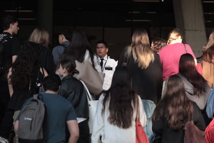 El personal de seguridad es el responsable de frenar a los alumnos en caso de que infrinjan el Código de Vestimenta.