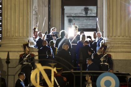 El personal del Parlamento realiza pruebas de sonido e iluminación para la transmisión televisiva oficial