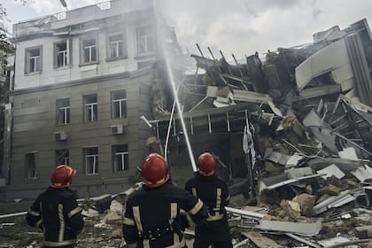 El personal del servicio de emergencia trabaja en el sitio de un edificio destruido después de un ataque ruso en Odesa, Ucrania. (AP Photo/Libkos, File)