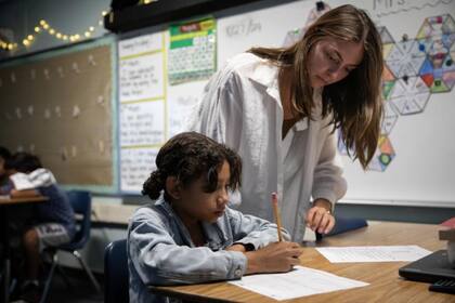 El personal del sitio escolar está entrenado para brindar apoyo emocional y psicológico (Foto: The San Diego Union-Tribune)