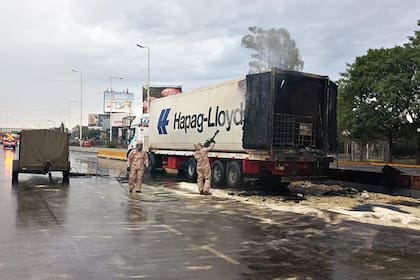 El personal especializado de la Compañía de Ingenieros QBN 601 se desplazó a Ituzaingó, donde un accidente vial implicó este peligroso derrame.