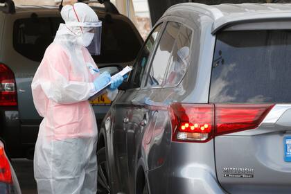 Un médico israelí toma muestras de prueba covid-19 en Ramat Hasharon, hoy en los suburbios de Tel Aviv