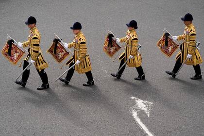 El personal militar con uniforme ceremonial llega al Royal Exchange