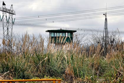 El personal penitenciario que trabaja en las áreas donde están alojados los internos bajo el sistema IRIC está especialmente capacitado para tal fin
