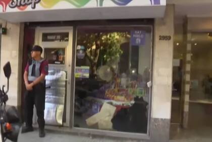 El personal policial presente en la escena del crimen frente al kiosco en Recoleta secuestró un vehículo, donde habría estado escondido el asesino, y cuatro casquillos hallados en el lugar