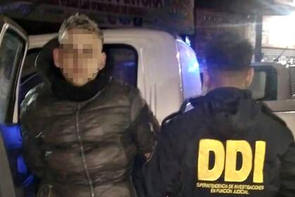 El personal policial que logró detener a uno, de 27 años, al que se le secuestró un arma de fuego, estupefacientes y elementos de interés