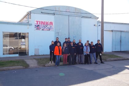 El personal que trabaja en Tinka, una fábrica de bolitas ubicada en San Jorge, Santa Fe