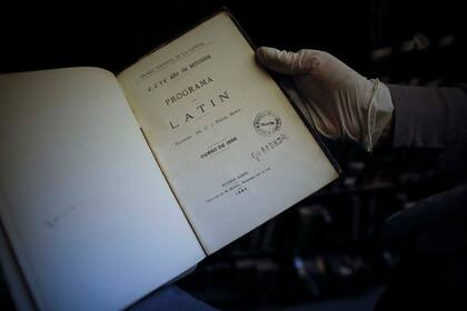 El personal utiliza guantes especiales para manipular ejemplares frágiles como los programas completos de cada materia utilizados a lo largo de la historia.