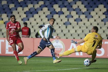 El peruano Paolo Guerrero, la otra llave ofensiva de un Racing que crece y que tuvo un buen paso por Chile.