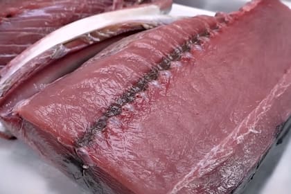 El pescado se sella por separado y se incorpora al final para evitar una cocción excesiva