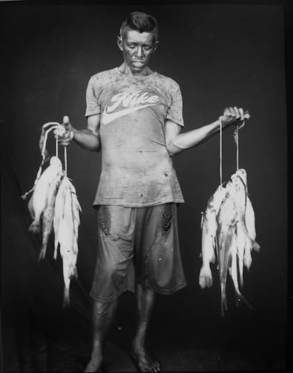 El pescador Alirio Jose Lugano posa para la foto después de un viaje en el lago Maracaibo en Cabimas, Venezuela