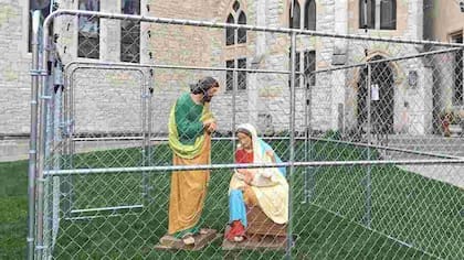 El pesebre tras las rejas, en la Catedral Christ Church de Indianapolis