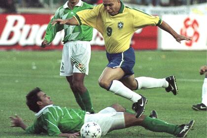 El peso de Ronaldo siempre fue un motivo de debate, pero en la cancha muchas veces no podían pararlo sin cometer faltas.