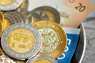 El peso mexicano cae por avance global del dólar tras datos de inflación en EE.UU.