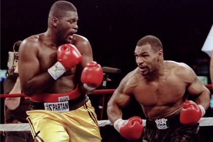 Tyson aterrorizaba a sus rivales. Como lo evidencia esta imagen del combate contra Buster Mathis Jr., el 16 de diciembre de 1995. Tyson ganó esa pelea por nocaut en el tercer asalto.