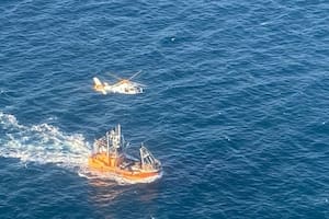 Un helicóptero de la Prefectura realizó una arriesgada maniobra de evacuación para salvar al tripulante de un pesquero