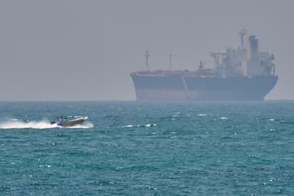 El petróleo Brent subió ante temores de un bloqueo prolongado de Ormuz y rompió un récord (AP Foto/Asghar Besharati/Archivo)