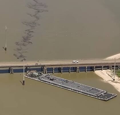 El petróleo se derramó en las aguas circundantes después de que una barcaza chocó contra un puente en Galveston, Texas, el miércoles 15 de mayo de 2024